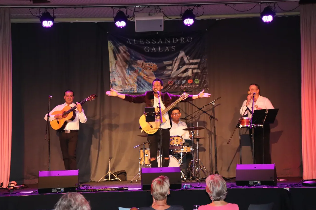 Alessandro Galas mit seiner Band und dem Publikum im Konzert