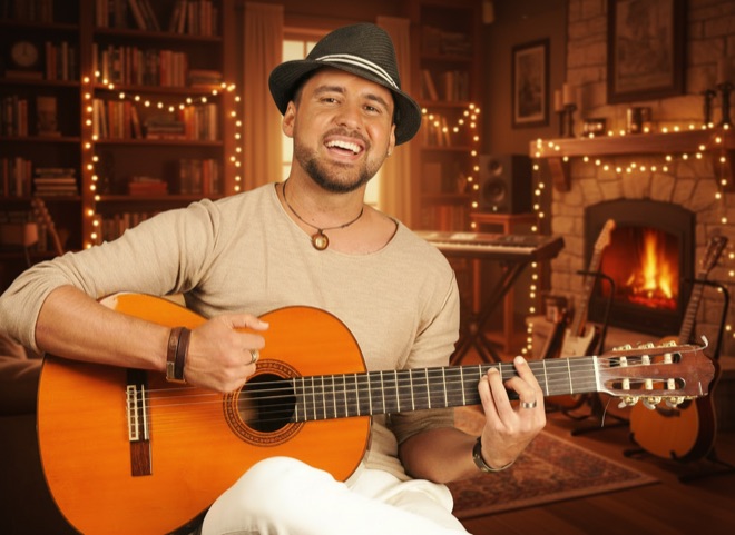 Alessandro Galas singt ein Geburtstagsvideo mit Gitarre