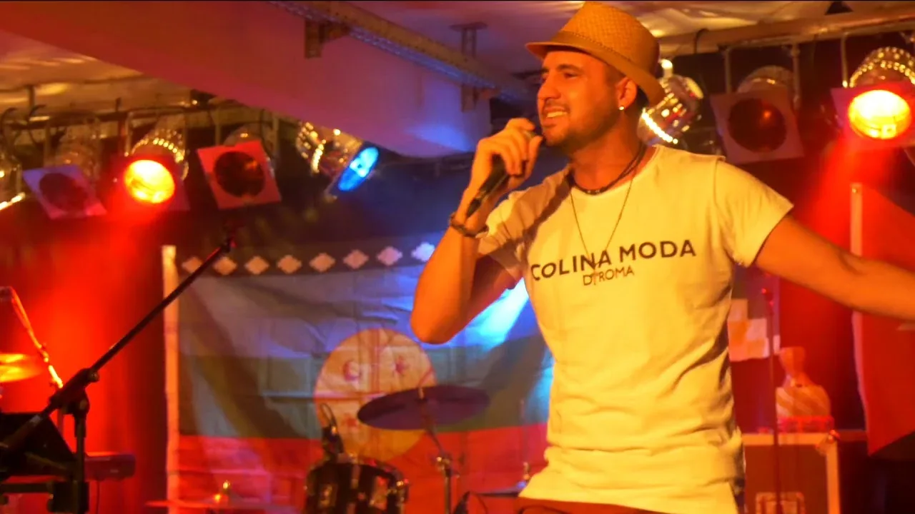Alessandro Galas singt auf der Bühne