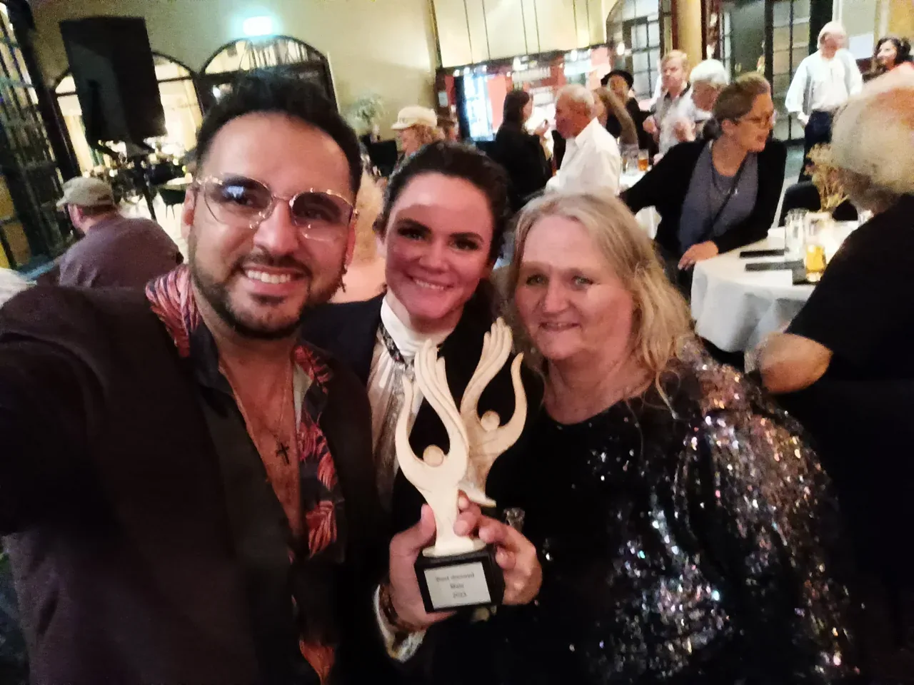 Alessandro Galas mit dem Red Carpet Award und Gästen der Preisverleihung in den Niederlanden