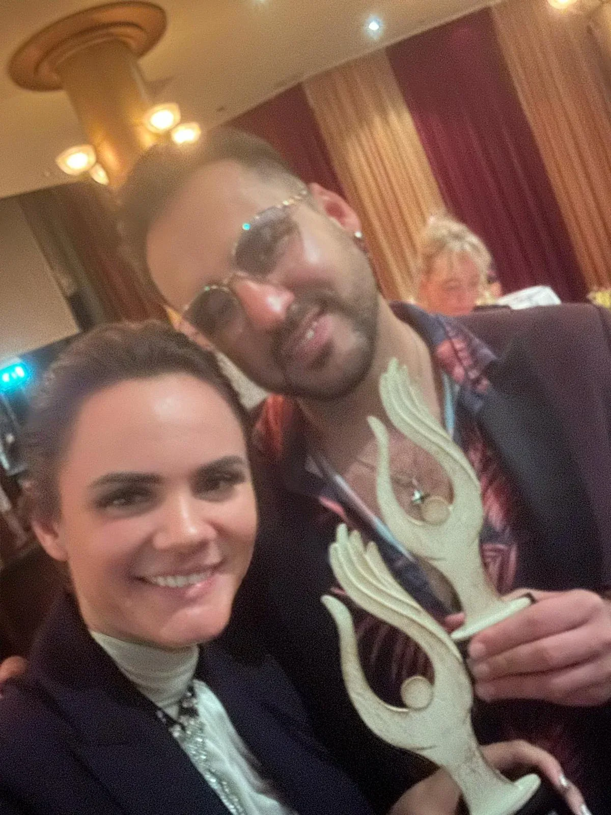 Alessandro Galas mit dem Red Carpet Award und einer Begleiterin nach der Zeremonie