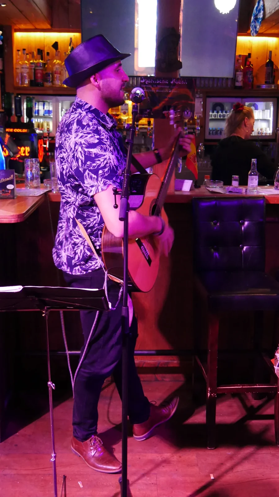 Alessandro Galas mit Hut und Gitarre auf einer Bühne