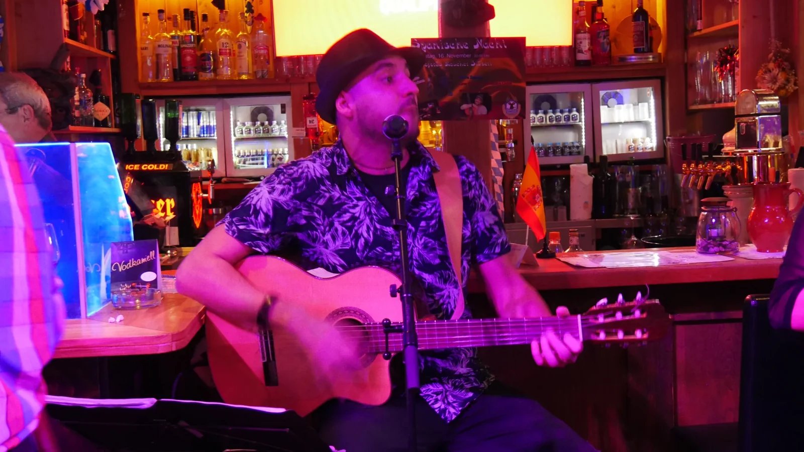 Alessandro Galas singt mit Gitarre bei violettem Bühnenlicht