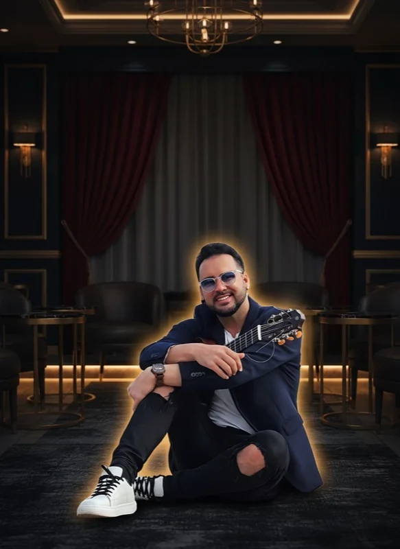Alessandro Galas mit Gitarre auf einer Theaterbühne – VIP Fan Video